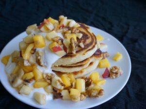 Pancakes mit Jogurt-Creme und Obstsalat
